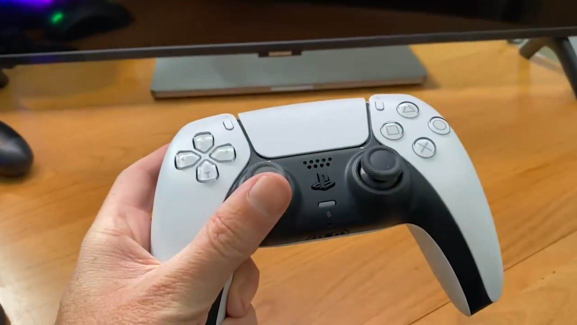 DualSense: un'azienda ha cominciato a produrre i controller PS5 di colore  nero