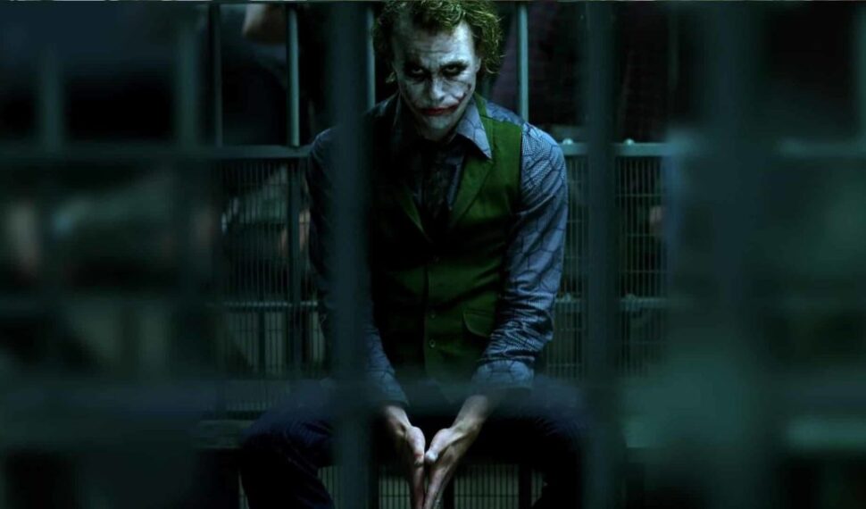 Caos in treno, uomo vestito da Joker ferisce 17 persone